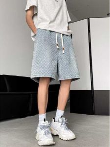 กางเกงขาสั้นผ้ายีนส์ชายทรงตรงลำลองสำหรับฤดูร้อน กางเกงขาสั้นห้าแฉกลายดอกไม้ระบายอากาศได้ดี กางเกงขายาวทรงหลวมสำหรับเยาวชน