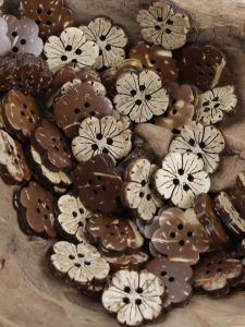 กระดุมหัวเข็มขัดลายดอกไม้สีน้ำตาลธรรมชาติสไตล์ย้อนยุค สไตล์ญี่ปุ่น กระดุมเสื้อสเวตเตอร์เด็ก ลายดอกไม้ขนาดเล็กไม่สมมาตร กระดุมเสื้อผ้า