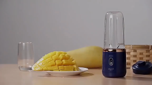 Portable Electric fruit juicer for all fruits vegetable 400ML/2 cup juicer Rechargeable USB Wireless Automatic Mini fruit Blender blender for shake Portable juicer blender small size juicers fruit extractors 