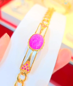 สร้อยข้อมือเลทพลอยทับทิมหลังเบี้ย ไซส์ 8 กะรัต ประดับด้วยเปลือกมุกธรรมชาติ ตัวเรือนทองคำแท้ 90%