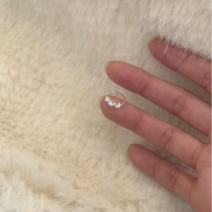 ต่างหูชุบทองสังกะสี S925 สไตล์เกาหลี ดอกไม้ ต่างหูแบบติดหูสำหรับผู้หญิง วัสดุอื่นๆ อุปกรณ์เครื่องประดับ