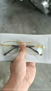 Kính đổi màu tròng thủy tinh dành cho nam tuổi trung niên đổi màu khi ra nắng