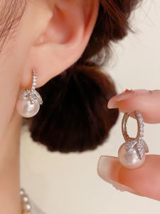 Elegant Pearl Zircon Leaf Womens Earrings Luxury Minimalist Design Fashionable Jewelry Clip-On Dangle Studs Fresh out