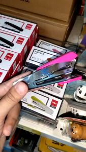 ที่เย็บกระดาษ เครื่องเย็บแฟนซี แม็ก แม็ค DELI #0260 เบอร์10 สีเขียวฟ้าส้มชมพู | KKNT