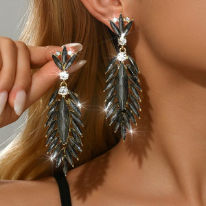 Elegant and elegant socialite style with a high-end feel super sparkling earrings and earrings suitable for dinner parties