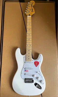 กีต้าร์ไฟฟ้า Fender Stratocaster White กีต้าร์ไฟฟ้าหัวโต