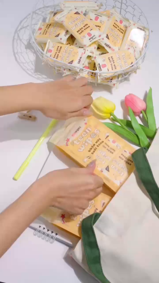 [QUÀ TẶNG KHÔNG BÁN_CHỈ CÓ TẠI LAZLAND] Lốc 08 gói khăn giấy ướt mini size EcoWipes gói 8 tờ không mùi