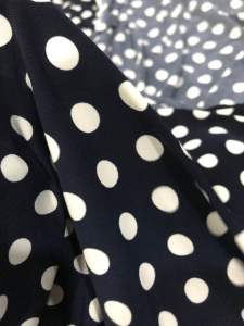 Vải thun rayon chấm bi trắng 10ly nền xanh đen dày vừa mềm rũ (khổ 1m6) may đầm váy đầm kiểu thiết kế thời trang