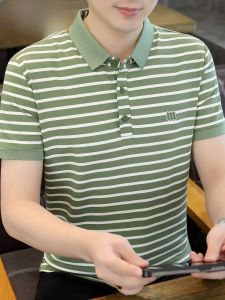 HENGYUANXIANG | เสื้อยืดแขนสั้นลายทางผ้าไหมน้ำแข็งสำหรับผู้ชาย เสื้อโปโลคอวีทรงหลวมสบาย ๆ สำหรับฤดูร้อน 2025 แบรนด์ Hengyuanxiang