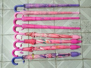 Dù che mưa nắng cho bé họa tiết hoạt hình dễ thương có ống nhựa bảo vệ dù(giao màu ngẫu nhiên)