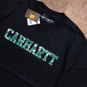 Kaos Carhrtt Camo Font
