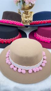 หมวกผ้าสักหลาดคาดผ้าพู่บอมๆ [รหัสA140]ทรงคัพเค้ก ใส่เที่ยวทะเลคาเฟ่ สินค้าพร้อมส่งจากไทย