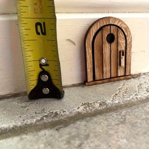 1pc 2D Flat Vintage Wooden Fantasy Mouse Door Hanger – Battery-Free Easy Installation. Whimsical ornament for Easter Halloween