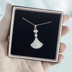 SO SEOUL Roseate Wavy Fan Pavé Diamond Simulant Cubic Zirconia Rose Gold Fixed Chain Necklace