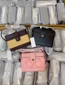 Túi Đeo Chéo Đeo Vai C N K Màu Hồng New Arrival Size 18cm (Auth Tuồn)