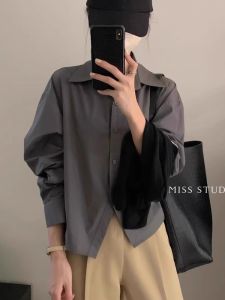 เสื้อเชิ้ตคอโปโลสีเทาทรงหลวมแขนยาวสไตล์ย้อนยุคสั้นสำหรับผู้หญิง ทรงหลวม ทรงปกติ ผ้าฝ้ายผสมโพลีเอสเตอร์