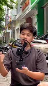 COD พัดลมไฟฟ้าแบตเตอรี่ 10 เซลล์สำหรับการใช้งานต่อเนื่อง 8 ชม. พัดลมแบตเตอรี่ Makita พร้อมระดับลมเย็นสุด ๆ 2 ระดับ