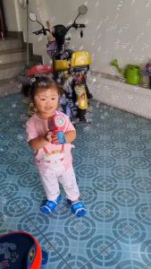 ปืนยิงฟองสบู่ไฟฟ้าสำหรับเด็ก10รูของเล่นเป่าฟองสบู่เครื่องเป่าฟองอัตโนมัติสำหรับเด็กฤดูร้อนกลางแจ้ง เล่นง่าย สนุก น้ำยาผสมเองได้(ร้านแตงกวา)