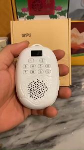 Máy niệm Phật đeo cổ Lá Bồ Đề 51 bài kèm cốc sạc (có khe cắm thẻ nhớ)