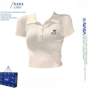 เสื้อยืดคอโปโลถักแขนสั้นผ้าโพลีเอสเตอร์สไตล์เกาหลีสำหรับผู้หญิงในช่วงฤดูร้อนจาก NASA สไตล์ลำลองพิมพ์ลายการ์ตูน