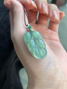 18K Lake Green Jadeite Leaves (18K湖水绿翡翠叶子)