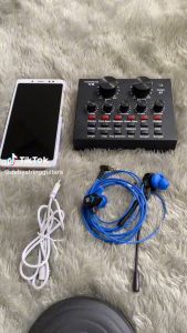 IZE COD - [AUDIO V8] TaffSTUDIO Bluetooth Audio USB External Soundcard Live Broadcast Microphone Headset - V8  / Sound Effect Untuk Streaming / Audio Interface Soundcard Mixer / External Audio Mixing Sound Card - V8- Black