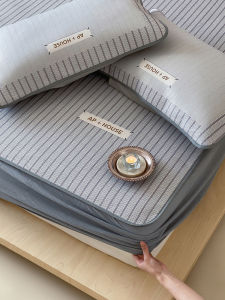 ชุดผ้าไนลอนปักลายทางเรียบง่ายและหรูหราพร้อมผ้าไนลอนเย็นสำหรับฤดูร้อน ชุดผ้าไนลอนเย็นแบบพับได้สำหรับเตียงขนาดใหญ่