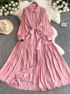 ชุดเดรสยาวปานกลางปักลายสไตล์ฝรั่งเศส ทรงเข้ารูป กระโปรงทรงเอ แขนยาว คอวี กระดุมเดียว ชุดราตรีสีพื้น