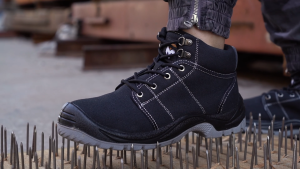 【Ready Stock】Safety Shoes for Men Steel Toe Anti-smashing Work Boots Cushioned Slip Resistant Sole Wear-resisting Work Shoes