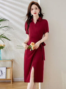 ชุดเดรสสีแดงคอโปโลแขนสั้นทรงเอเอวสูงเข้ารูปสำหรับผู้หญิง ฤดูร้อน 2024 กระโปรงยาวคลุมเข่าสไตล์ทำงาน กระโปรงสั้น