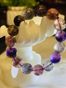 superseven mineral top quality SUPER SEVEN💯天然极品顺发超七(13.5mm) 15颗珠子 稀有结晶彼岸花🌸 晶体光泽 📌超级七的磁场和能量强大，七种共生矿物对应人体七个脉轮，功效全面。具有招财、健康、吸引姻缘和爱情运、带来好人缘、疗愈心情、招贵人、防小人、消除负能量、提升工作和学习能力等多种功效。它是为身心带来好运的全方位水晶