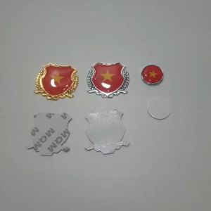 Logo Huy hiệu cờ Việt Nam loại đẹp sáng bóng có lớp mika chống phai màu cờ