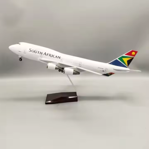 1/150 Scale Plane South African Airlines 747 B747 Dreamliner Aircraft Plastic model With LED and Wheel model kit