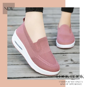 TKGirl กำลังฮิต รองเท้าผ้าใบแฟชั่นผู้หญิง พื้นนิ่มน้ำหนักเบาใส่สบาย เสริมส้นเล็กน้อย ทรงสลิปออนปังๆ สีแมตช์ชุดง่าย ของมันต้องมี สายแฟชั่นรีบจับจองด่วน ราคาดีมาก