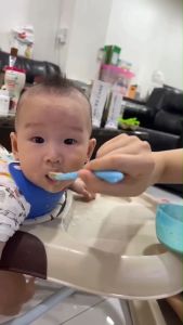 ช้อนป้อนอาหารเด็กซิลิโคนปลายนิ่ม ช้อนปลายซิลิโคนแบบนิ่มพิเศษ ไม่บาดเหงือกและฟันของลูกน้อย พร้อมส่ง