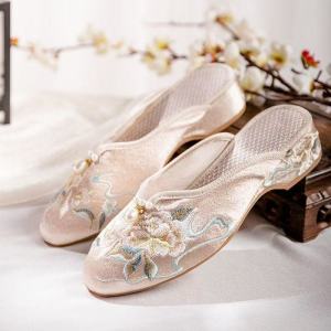 Womens Chinese-Style Pearl Floral Embroidery Slip-On Mules Retro Pointed Toe Low Heel Soft Sole Comfortable Slippers for Cheongsam