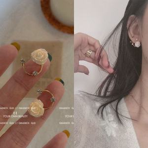 Versailles Rose Diamond Embedded Earrings Vintage French Luxurious Flower Clip-On Earrings for Women High-End Sensation Ear Jewelry