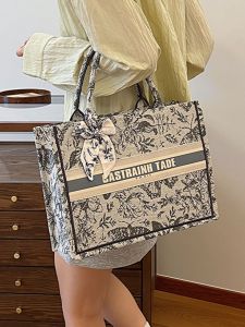 Elegant Embroidered Canvas Tote Bag Womens Large Capacity Handbag Commuter Bag Fashionable Autumn Winter New Style