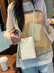 Leather Phone Bag Womens Summer 2025 New Mini Shoulder Crossbody Bag Vertical White Woven Sheepskin Handbag Youth Magnetic Buckle