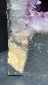 nice purple amethyst crystal geode五行“土” 💯天然紫晶洞 钛晶共生 薄皮玛瑙边 左侧底部黄方解石共生 高(Height): 25.5cm