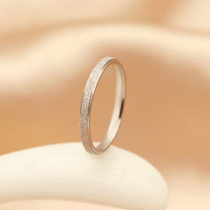 แหวนเหล็กไทเทเนียมแมททันสมัยพร้อมชุดเคลือบทองโรสสําหรับผู้หญิง ดีไซน์วงกลมขนาดเล็กสไตล์ญี่ปุ่นและเกาหลี