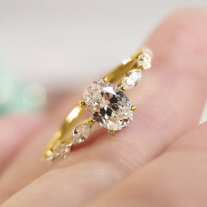 Huitan Dainty Women Engagement Rings AAA Cubic Zircon Silver Color Delicate Proposal Ring for Lover High Quality Wedding Jewelry