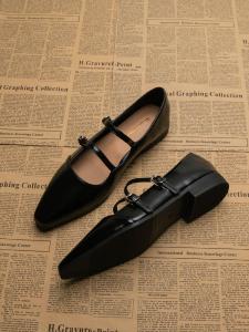 รองเท้าส้นแบนหัวแหลมสีแดงเข้มสไตล์ย้อนยุคสำหรับผู้หญิงไซส์ใหญ่ รองเท้า Mary Janes แบบสวมหัวแหลม สายรัดคู่ รองเท้าแฟชั่นฤดูใบไม้ผลิ