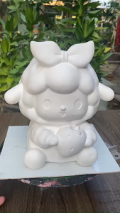 Tượng thạch cao tô màu ống heo hình gấu ôm dâu