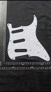 Pickguard Pelindung Body Gitar Stratocaster Pearl White 11H SSS 4Ply