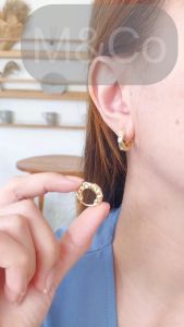 M&Co Jewelry - Anting Hoop Gelombang Bulat Emas Elegan Untuk Aksesoris Perhiasan Wanita Alloy Gold