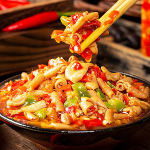 ลำไส้เป็ด Sambal Sambal สับเป็นจานพิเศษล่ากระเทียมบด Sambal สีพร้อมที่จะกินข้าวและกระทะแบนผสม