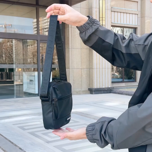 MENSPE กระเป๋าคาดไหล่ขนาดเล็ก กระเป๋าใส่โทรศัพท์กันน้ำ กระเป๋าใส่เอกสาร กระเป๋าเดินทางแบบพกพา ความจุขนาดใหญ่ กระเป๋าคาดลำตัว น้ำหนักเบา กระเป๋าลำลอง กระเป๋ากีฬาพักผ่อน กระเป๋าสตรีท