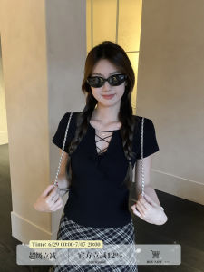 Áo Thun Tay Ngắn Form Ôm Cổ V Chéo Đen