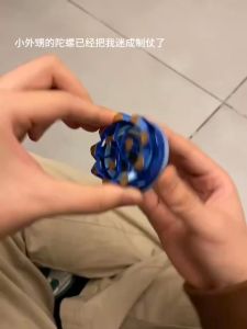 Con Xoay Vô Cực Spinner Phát Tia Sáng – Con Quay Ma Sát Xoay Tốc Độ Cao Mini Cho Bé Màu Ngẫu Nhiên